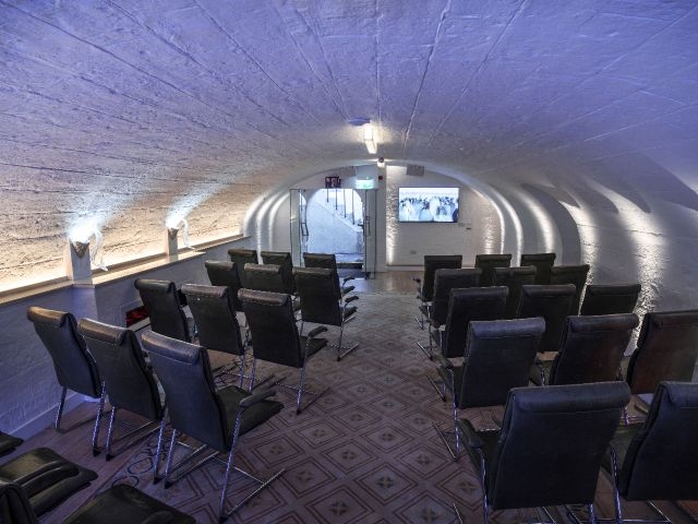 Igloo (Theatre Style)