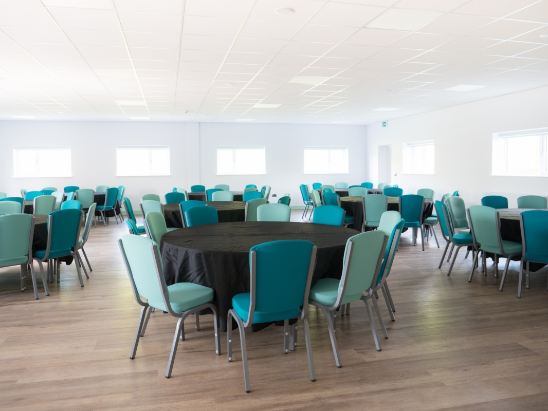 Canolfan John Burns Centre 