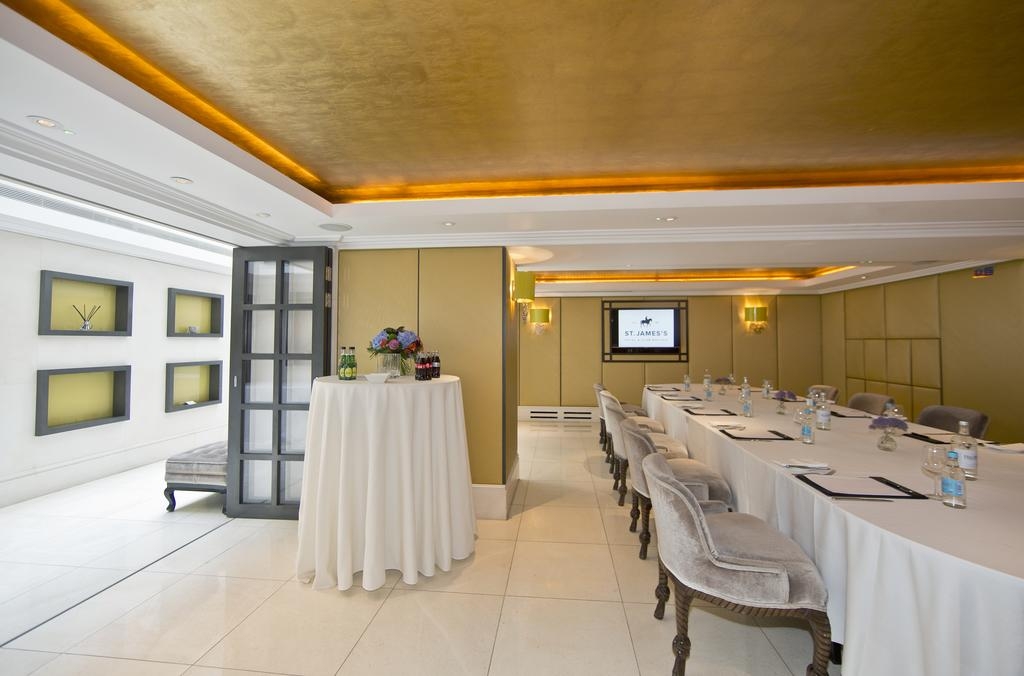 St. James's Hotel And Club 