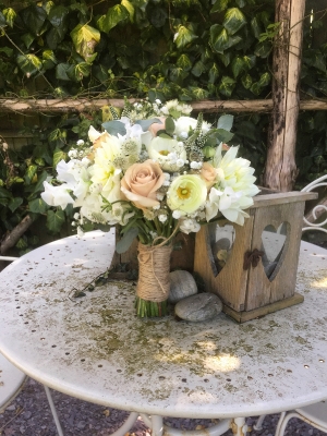Neural toned seasonal bridal bouquet 