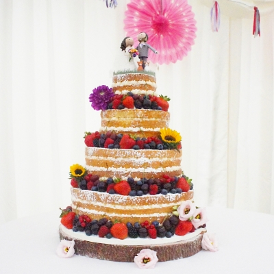 Naked Cake with berries and flowers