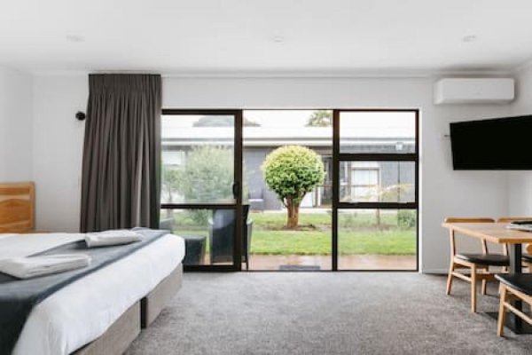 Cobblestone Court Motel