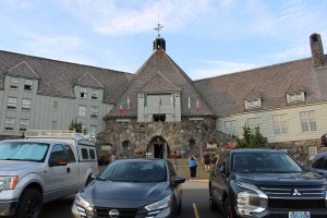 Wikimedia Commons photo for Timberline Lodge