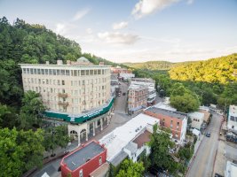 Wikimedia Commons photo for Ozark Mountain Resort Eureka Springs