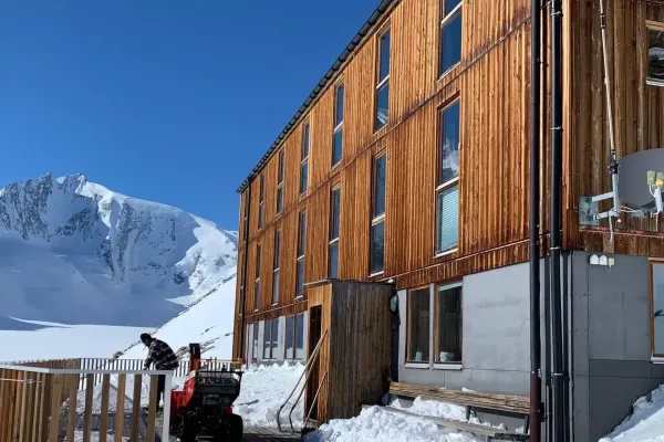 Finsteraarhorn Hut